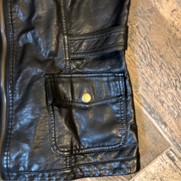 NWT Black Faux Leather Vest with Fur Collar Size E - Picture 3 of 5